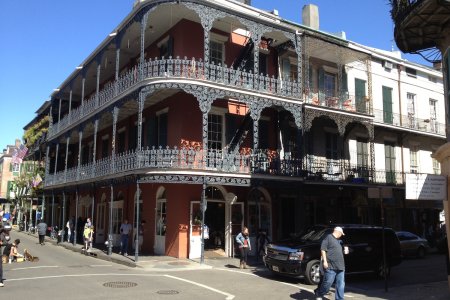 Typisch gebouw met balkonnetjes in New Orleans